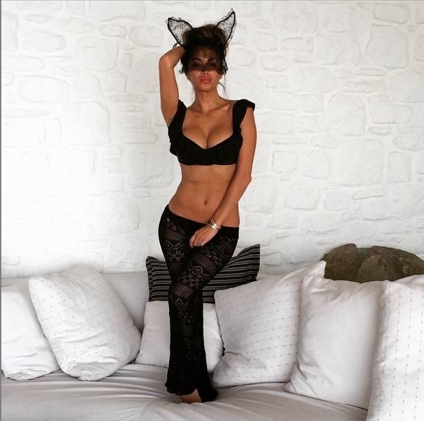 Nel tempo libero la splendida cantante, attrice e ballerina statunitense ama anche travestirsi: eccola intrigante Catwoman (da Instagram)